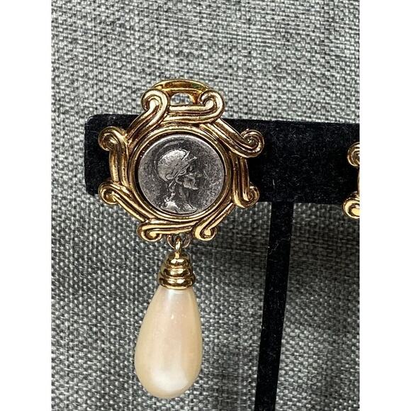 Cameo Clip Ons Dangles Earrings Drops Faux Pearl Drops Gold Tone Vintage Estate - Picture 6 of 13